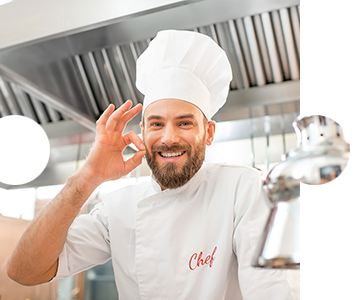 Lebensmittelhygiene - lächelnder Koch in der Gastro-Küche, der mit der rechten Hand das Zeichen für OK signalisiert